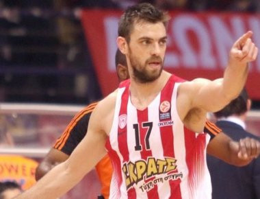 Euroleague: Προκλητικοί οι Τούρκοι- Ανάγκασαν τον πατέρα του Μάντζαρη να βγάλει την μπλούζα επειδή έγραφε Κωνσταντινούπολη!